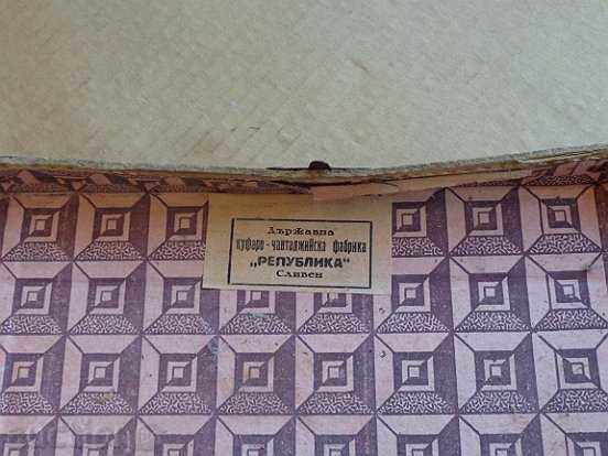 Auction An old suitcase, a bag, a bag, a suitcase from the 1940s Auction An old suitcase, a bag, a bag, a suitcase from the 1940s