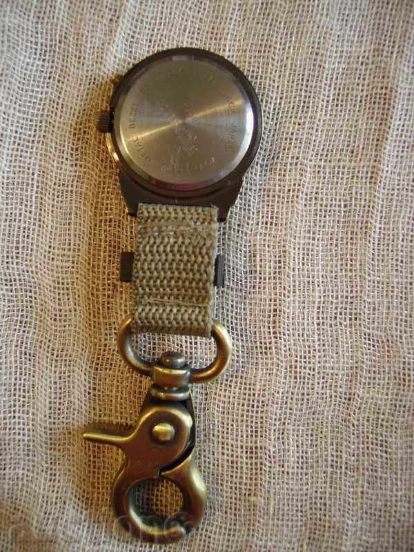 Delivery of I sell a watch with a keychain and a compass Delivery of I sell a watch with a keychain and a compass