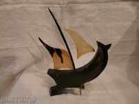 souvenir-horn ship