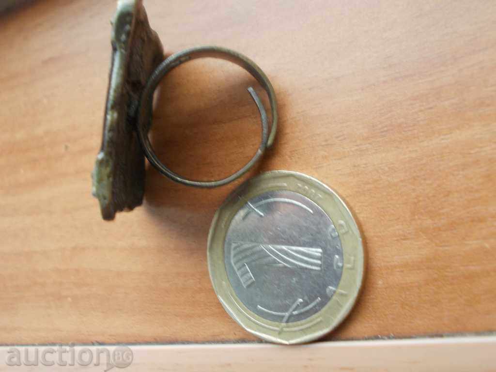 Inel batrane cu preț 17.00 BGN | € 8.69