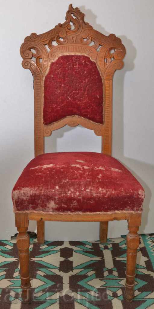 Стар дървен стол с красива дърворезба 1