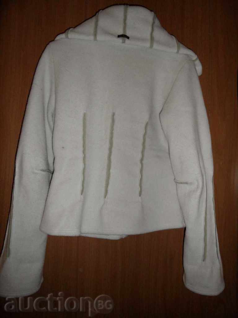 BLUZĂ - culoare albă polar nr. 40 cu preț € 3.99 | 7.80 BGN BLUZĂ - culoare albă polar nr. 40 cu preț € 3.99 | 7.80 BGN