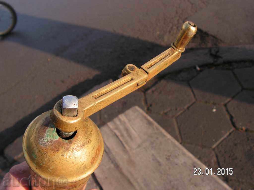 4712. OLD COFFEE MILL AND PEPPER BRONZE - 5 4712. OLD COFFEE MILL AND PEPPER BRONZE - 5