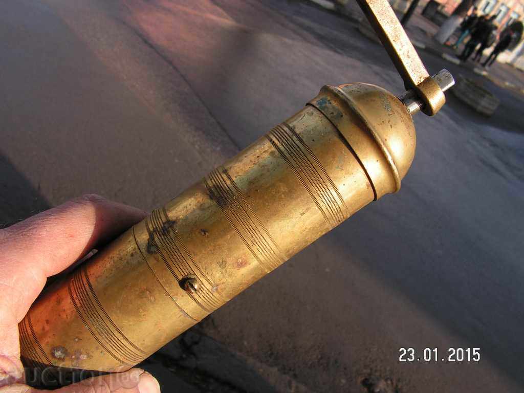 4712. OLD COFFEE MILL AND PEPPER BRONZE - 6 4712. OLD COFFEE MILL AND PEPPER BRONZE - 6