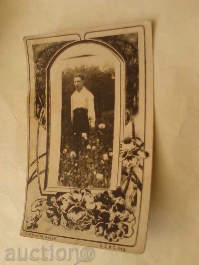 Καρτ ποστάλ Άντρας μεταξύ των λουλουδιών