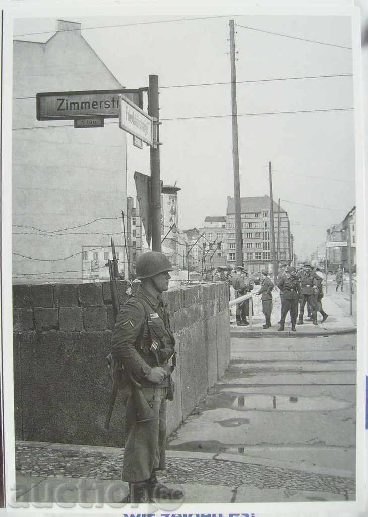 Trimite o felicitare - Berlin - Wall - Checkpoint Charlie în 1961