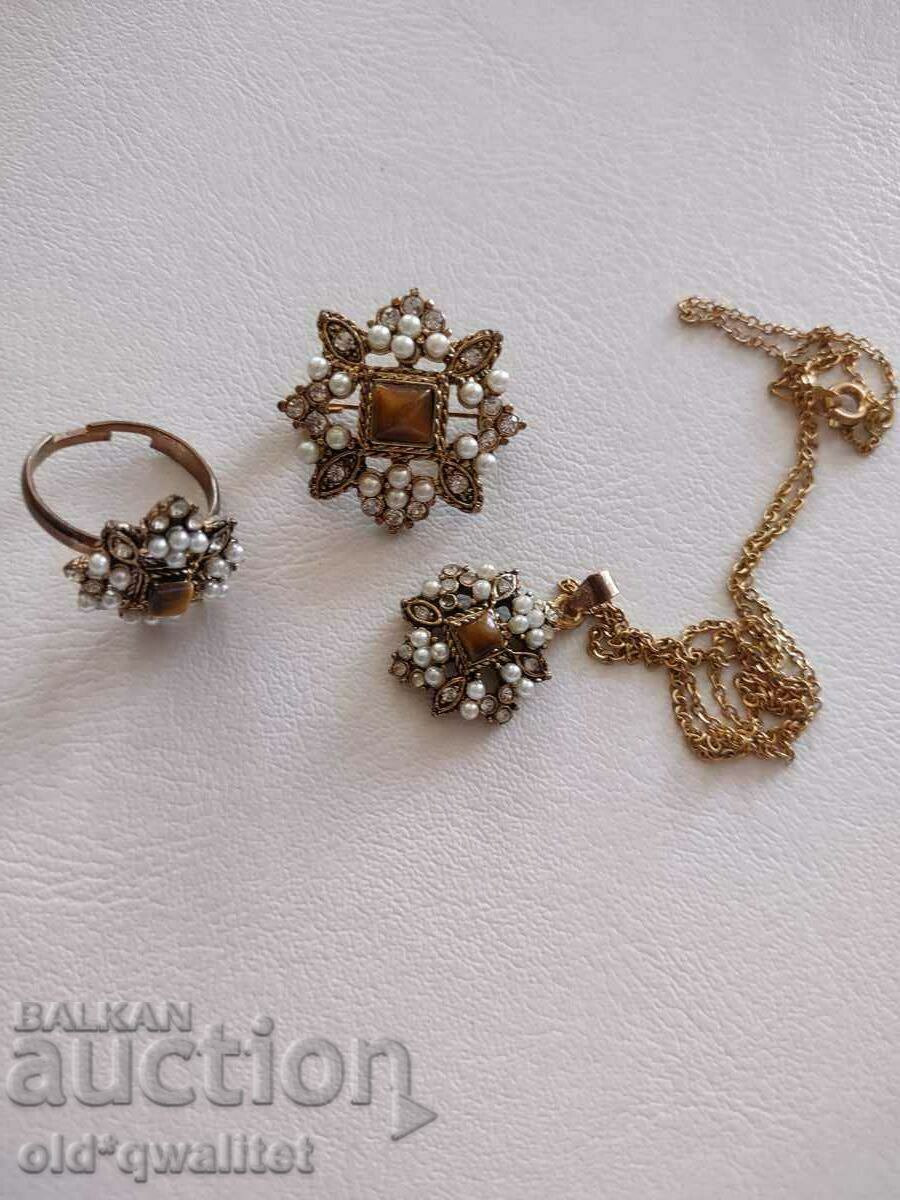 Παράδοση ΚΟΛΙΕ, Δαχτυλίδι, Καρφίτσα, σετ από τη δεκαετία του 1970 με μάτι τίγρης Παράδοση ΚΟΛΙΕ, Δαχτυλίδι, Καρφίτσα, σετ από τη δεκαετία του 1970 με μάτι τίγρης