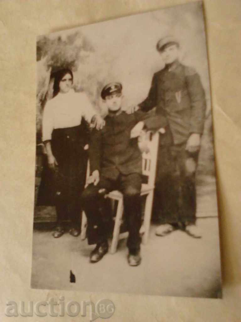 Photo Woman and two men