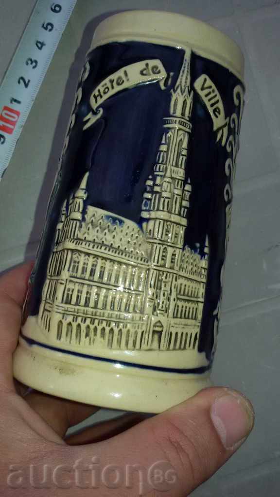 cu geamuri din sticlă halbă cu preț 25.00 BGN | € 12.78 cu geamuri din sticlă halbă cu preț 25.00 BGN | € 12.78