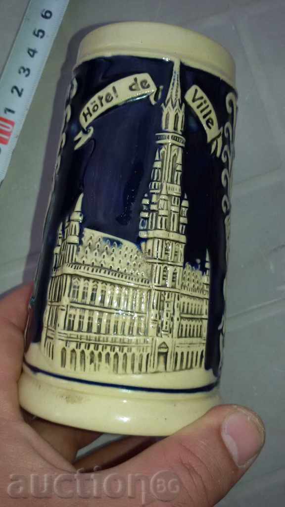 Licitație cu geamuri din sticlă halbă Licitație cu geamuri din sticlă halbă