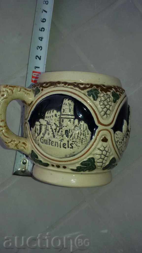 Licitație cu geamuri din sticlă halbă Licitație cu geamuri din sticlă halbă