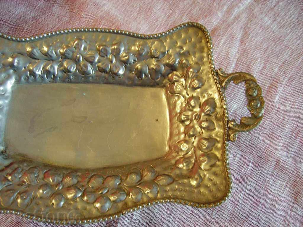 Auction Sell a beautiful metal tray. Auction Sell a beautiful metal tray.