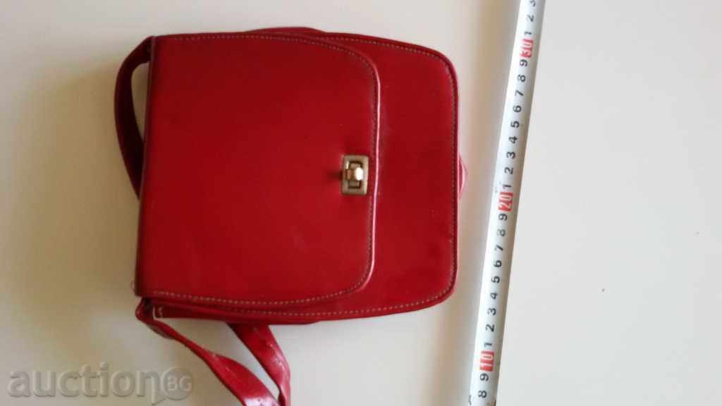 Geantă veche lăcuită retro vintage cu preț 31.00 BGN | € 15.85 Geantă veche lăcuită retro vintage cu preț 31.00 BGN | € 15.85