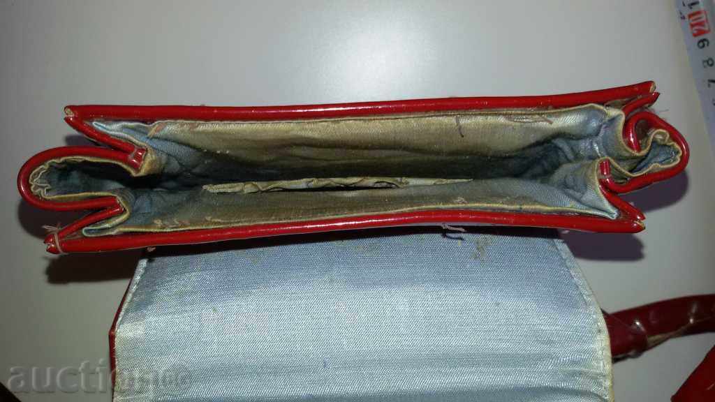 Livrarea Geantă veche lăcuită retro vintage Livrarea Geantă veche lăcuită retro vintage