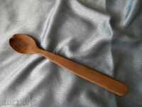 o lingură veche de lemn