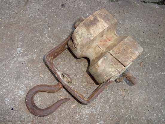 Auction Old wooden reel, scraper, wrought iron Auction Old wooden reel, scraper, wrought iron