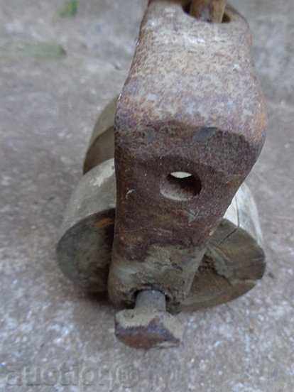 Delivery of Old wooden reel, scraper, wrought iron Delivery of Old wooden reel, scraper, wrought iron