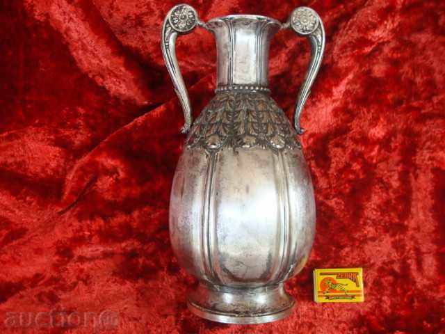 Amphora vaza cu 2 manere grele fund metal alb cu un marcaj.