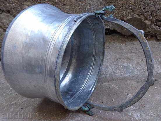 Auction An old copper boiler, a pot, a malt, a baker Auction An old copper boiler, a pot, a malt, a baker