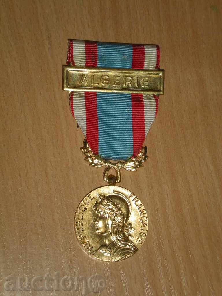 I'm selling a medal "To participate in the war in North Africa