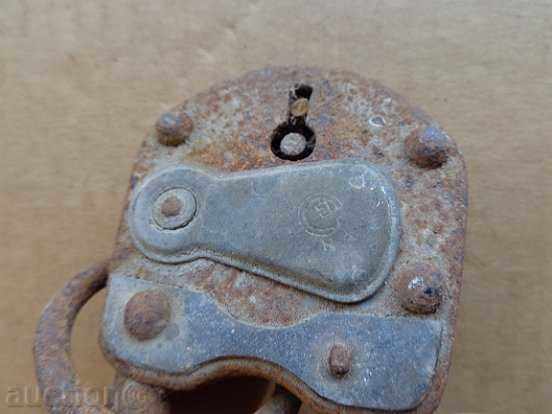 Delivery of Old padlock with hardware, coffer, katana, latch Delivery of Old padlock with hardware, coffer, katana, latch