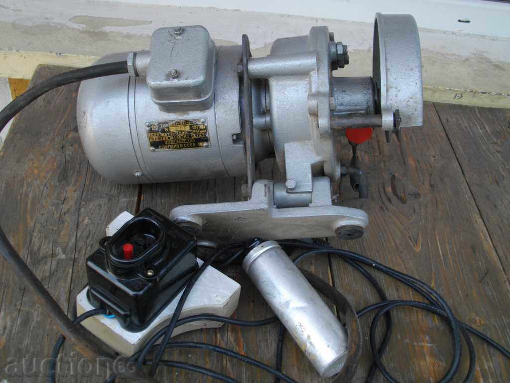 Ηλεκτρικό μοτέρ με ένα συμπλέκτη του ραπτομηχανή που εργάζονται -SSSR