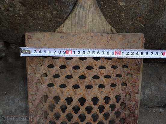 Auction Old grater from the beginning of the twentieth century, primitive Auction Old grater from the beginning of the twentieth century, primitive