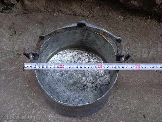 Auction An old copper pot, a tin boiler, a baker, a spoon Auction An old copper pot, a tin boiler, a baker, a spoon