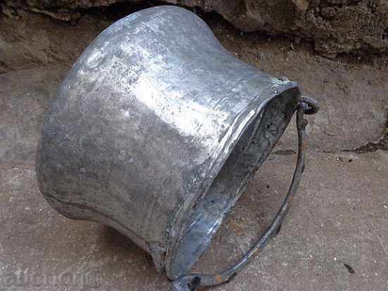 Delivery of An old copper pot, a tin boiler, a baker, a spoon Delivery of An old copper pot, a tin boiler, a baker, a spoon