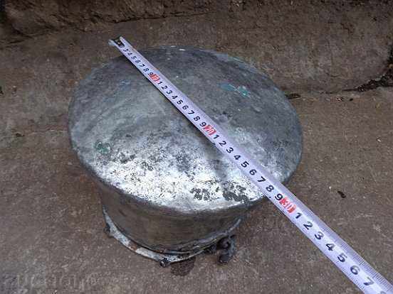 An old copper pot, a tin boiler, a baker, a spoon - 5 An old copper pot, a tin boiler, a baker, a spoon - 5