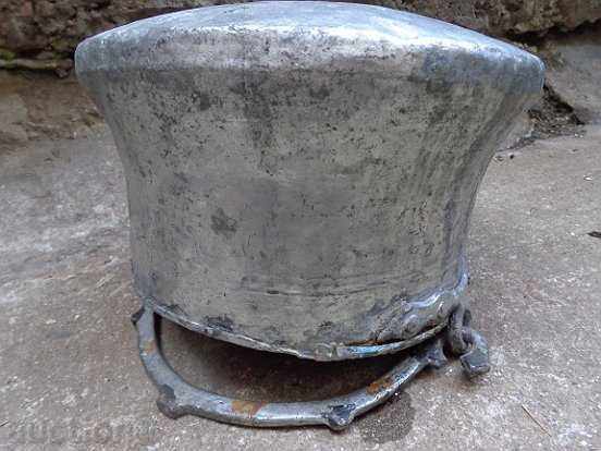 An old copper pot, a tin boiler, a baker, a spoon - 6 An old copper pot, a tin boiler, a baker, a spoon - 6