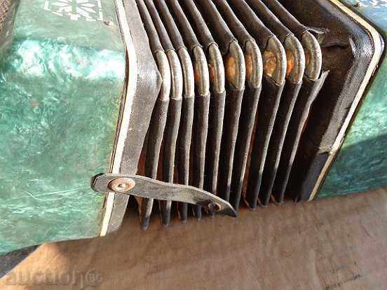 Δημοπρασία Τα μικρά παιδιά ακορντεόν, μουσικά όργανα, παιχνίδια Δημοπρασία Τα μικρά παιδιά ακορντεόν, μουσικά όργανα, παιχνίδια