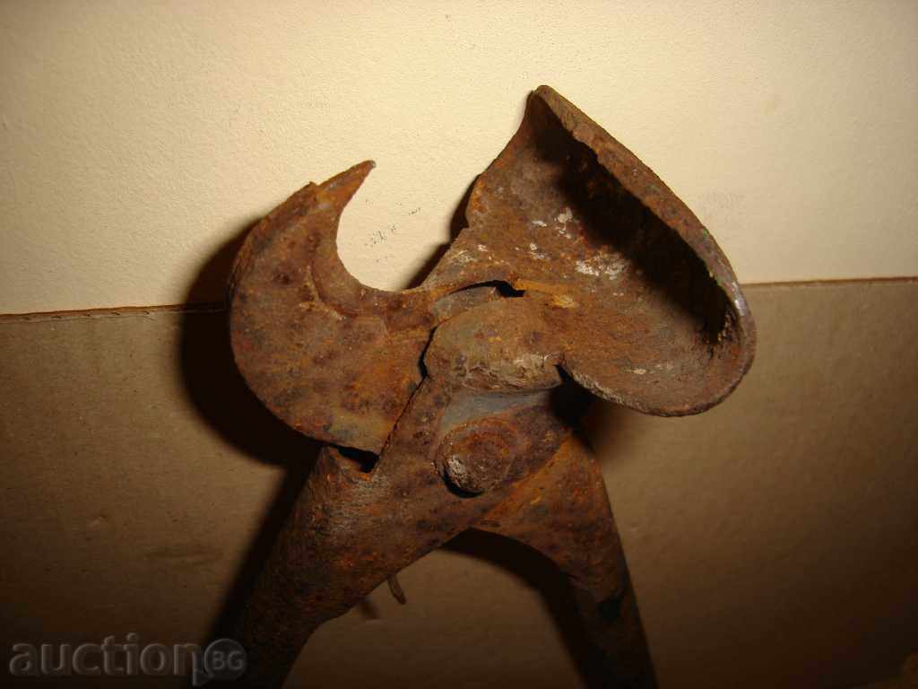Auction kind of old pliers tool Auction kind of old pliers tool