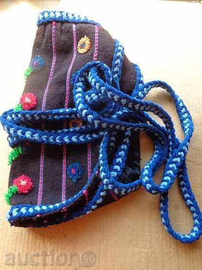 Παλιά υφαντά λίκνο, δέσμες, κεντήματα, χαλιά