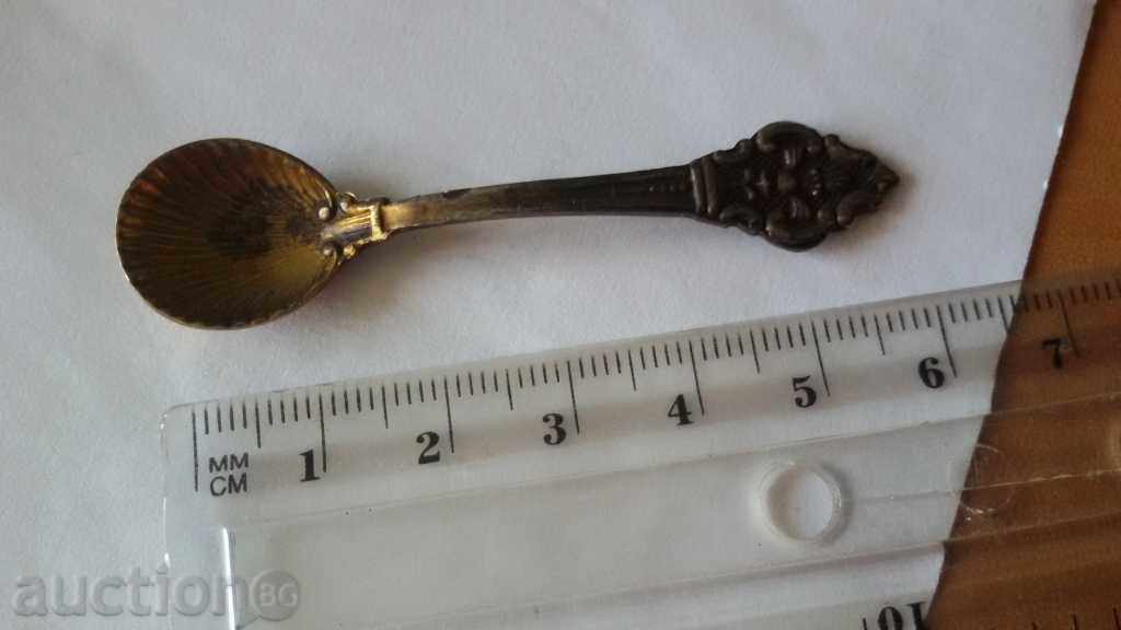 Delivery of an old, silver-plated silver-plated spoon Delivery of an old, silver-plated silver-plated spoon