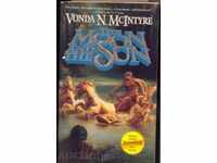 THE MOON END THE SUN by VONDA MsINTYRE