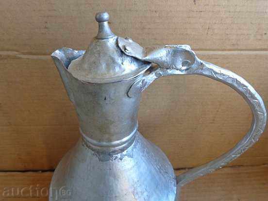 Auction  Old tin tin, hibiscus, jug, pot, baker