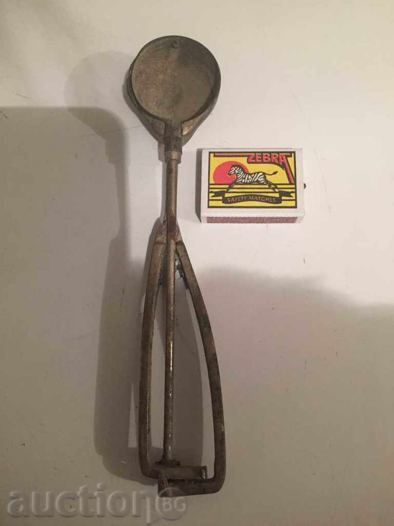 Delivery of an old ice cream spoon Delivery of an old ice cream spoon