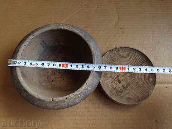 Auction  An old wooden bowl with a lid, a cop, a wooden one