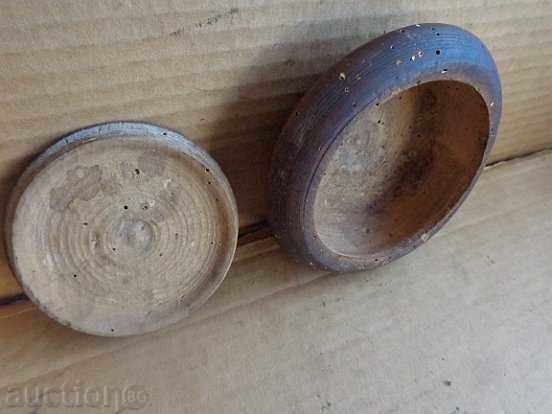 Delivery of An old wooden bowl with a lid, a cop, a wooden one Delivery of An old wooden bowl with a lid, a cop, a wooden one