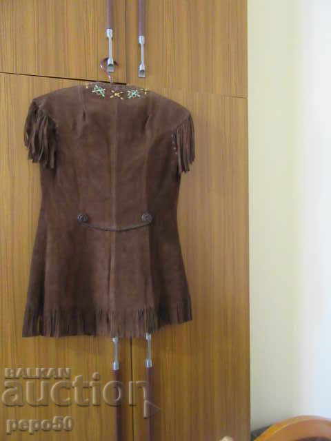 Παράδοση Πρωτότυπο και όμορφο γιλέκο σουέτ με κρόσσια Παράδοση Πρωτότυπο και όμορφο γιλέκο σουέτ με κρόσσια