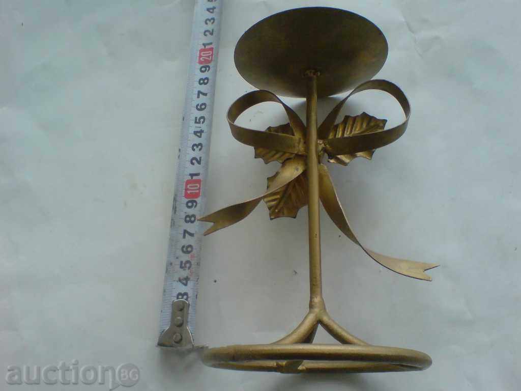 Licitație sfeșnic din alamă - 20 cm înălțime Licitație sfeșnic din alamă - 20 cm înălțime