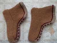 NEW AND BEAUTIFUL HOME KNIT SLIPPERS (22x15cm) - 1.