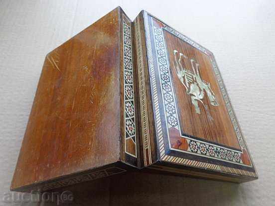 Аукцион Кутия за бижута със седеф и интарзия Аукцион Кутия за бижута със седеф и интарзия