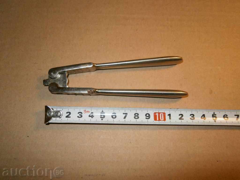 Auction  pliers for breaking hazelnut nuts nuts
