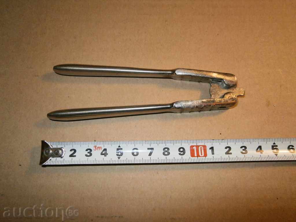 Delivery of pliers for breaking hazelnut nuts nuts