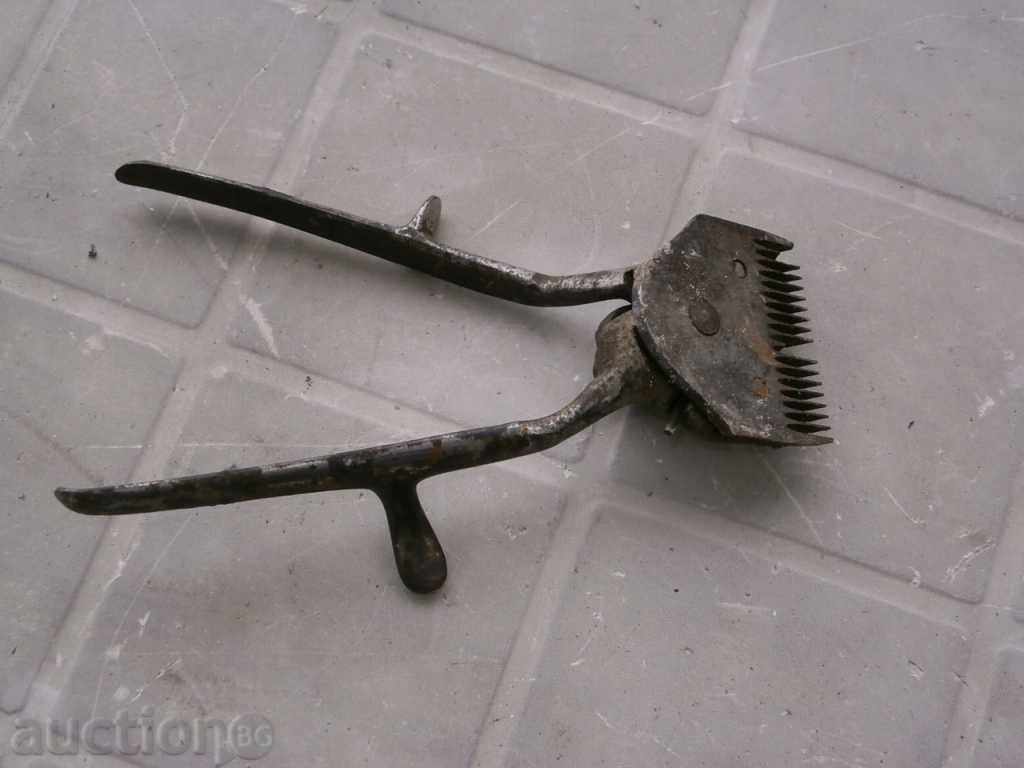 old hair clipper with price 25.00 BGN | € 12.78 old hair clipper with price 25.00 BGN | € 12.78
