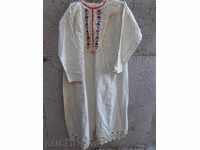 Cămașă de mireasă veche, brodată manual și dantelă din zestre