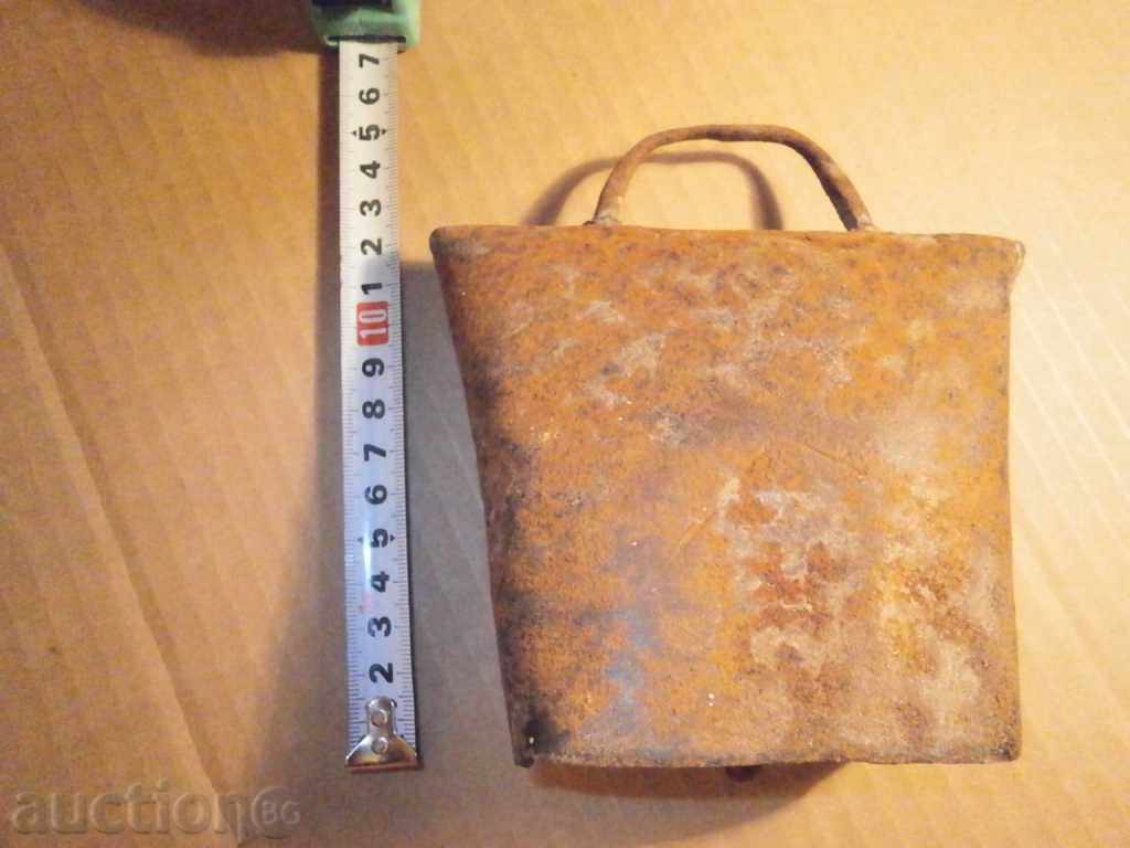 Παράδοση αρχαία πρωτόγονη καμπάνα σιδήρου Παράδοση αρχαία πρωτόγονη καμπάνα σιδήρου