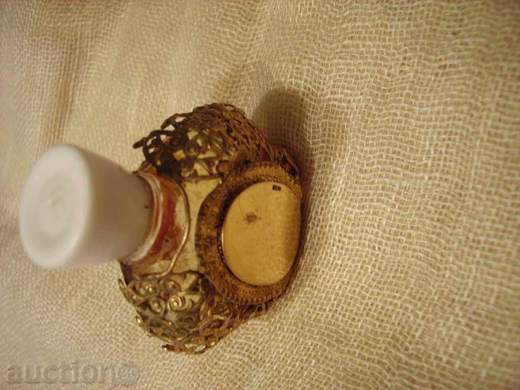 Auction I am selling an old perfume bottle with metal fittings and gilding Auction I am selling an old perfume bottle with metal fittings and gilding